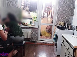 남편이 떠났고 그의 아내는 그의 가장 친한 친구에게 엿 먹었습니다.