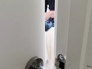 내 룸메이트를 듣고 그의 새로운 시끄러운 여자 친구를 듣습니다.