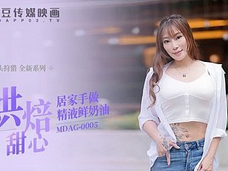 Sayang Asia yang lucu mengisap ayam putih BF -nya dan mengambil pov wajah - amatir Asia