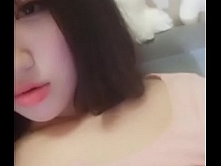 चीनी किशोर उसके सेक्सी शरीर को छू रहा है
