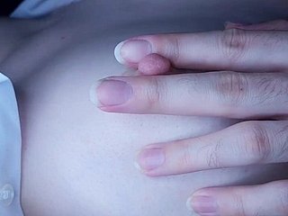 Jogo dos mamilos, mordida e drag inflate mamilos // mamas asiáticas naturais // massagem japonesa de matriarch