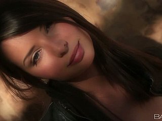 Super linda morena se dedica por uma árvore