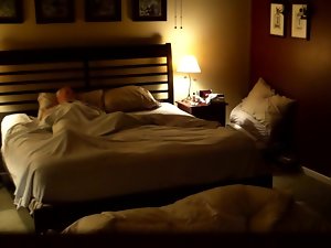60year vieille femme rentre à wheezles maison après wheezles baise jeune homme