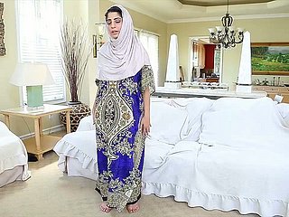 オーガズム中毒のアラブ人女性ナディア・アリがジューシーなマンコで遊んでいる