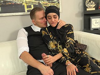 Süße Frau im Hijab probierte statt neuer Kleidung den Schwanz des Verkäufers an