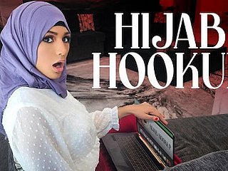 ヒジャブ少女のニーナはアメリカのティーン映画を見て育ち、プロムのクイーンになることに夢中になっています