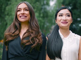 Anak ayam Asia Avery Black mahu melakukan hubungan seks dengan MILF April Olsen