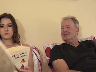 Дедушка с большим членом трахает крошечную киску подростка, заканчивая открытым ртом