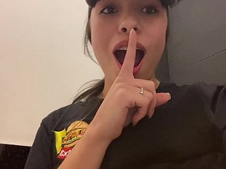 웨이트리스는 당신이 그녀의 더러운 작은 비밀을 지켜주기를 원합니다... 왜 그럴까요?