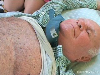 신선한 금발 십대 크리스티나 B는 옛 아빠에게 머리를 제공합니다