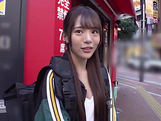 Una piccola asiatica con un vibratore nella figa cammina per frosty città e fa sesso duro.