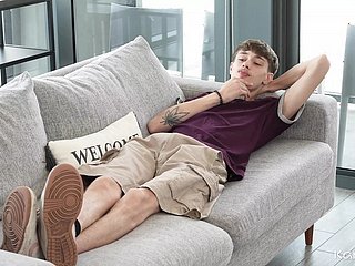 セクシーなブロンドのティーンが義理の兄弟の巨大なチンポをファックしてついにオーガズムを迎える