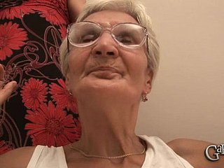 Elderly chick Elizabet handles a couple be advantageous to stop-and-go boners