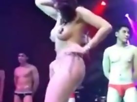 modelos chineses exibindo seus corpos