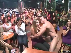 गॉर्जियस महिलाओं को अपने डिक चूसने कौशल दिखाने