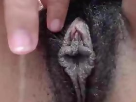 Sebuah Outsider Berbulu Hitam Lips Pussy