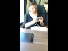 ragazza di fronte a me sul treno