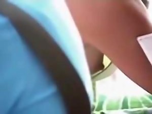 Downblouse Sideview Beamy Puting di Bar, Cafe