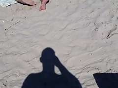 في سن المراهقة عارية على الشاطئ