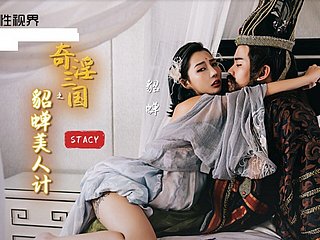 美丽大奶的中国女孩深吸大鸡巴，后入式操精液