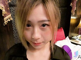 Gadis Cina seksi Lin Siyu berhubungan seks dengan pacarnya di kamar hotel.