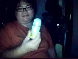 32 años Chubby Chinese Malay inserta una botella de desodorante