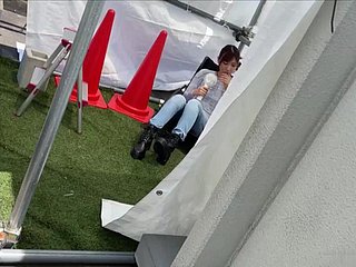 国内性感女士穿着牛仔裤在野外自慰