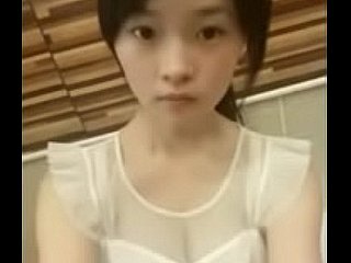 可爱的中国青少年在网络摄像头上跳舞