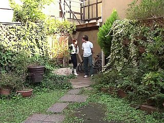 Junge Notgeile Asiatin 23 bekommt Jeans zerrissen ve wird von zwei Typen gefickt