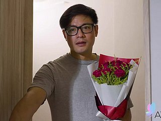 台湾大奶青少年史黛西正在做爱并享受它。
