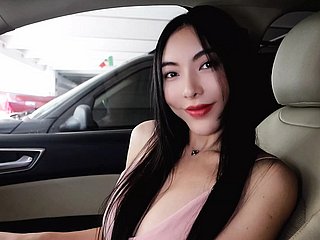 完美的中国宝贝与 DD 奶脱衣舞在车里