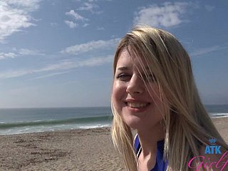 Una studentessa bionda si diverte durante un sesso violento - Dez Hansen