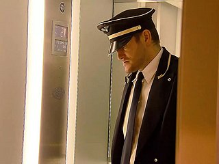 ドイツのホットな10代の女の子がシャワーを浴びながらセックスする