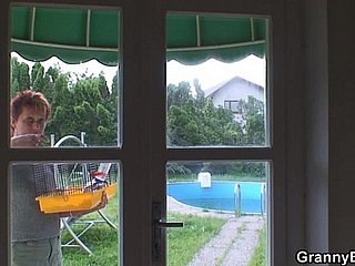 Babcia jeździ na kutasie sąsiada