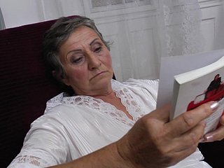 Ta napalona babcia masturbuje się każdego dnia tygodnia