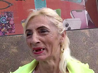 Madura desdentada y extremadamente fea follada por el culo