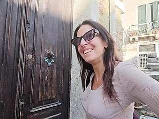 Je windt me op tijdens een wandeling right of entry Venetië. De volledige video vind je op mijn OF-pagina.