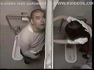 Cô giáo quan hệ với học sinh trong nhà vệ sinh