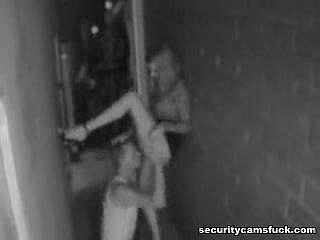 Une baise dans une ruelle filmée not oneself une caméra de sécurité