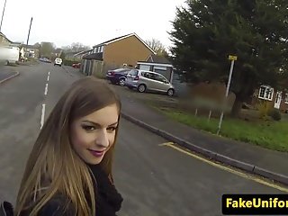 UK dziwka ssie policemans kurek w radiowozie