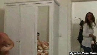 她看见她的丈夫与她的成熟妈妈骗