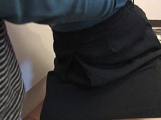 امرأة سمراء مع ذوي الياقات البيضاء يحصل البظر مثار مع الدمى