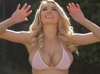 morose mulher de seios grandes naturais fazendo esportes em slo-mo