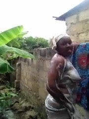 bébé africain prend une in the money
