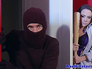 Bir gece yarısı Burgl tarafından Assfucked Ev Kadını