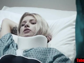 医生给病人擦澡和阴道探头