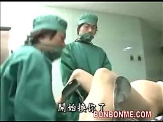 in the family way MILF Creampie baisée par un médecin sur table d'opération