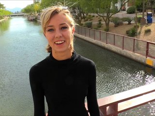 blonde Amy Astounding nichts dagegen hat ihre Muschi vorführt
