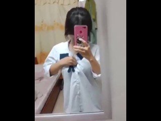 Em học sinh áo trắng khoe vú căng