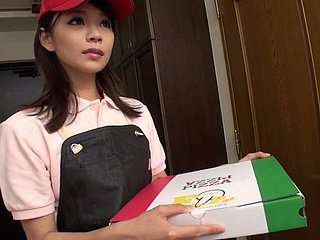Aziatische leveringskoerier Akubi Yumemi geeft blowjob aan haar cliënt